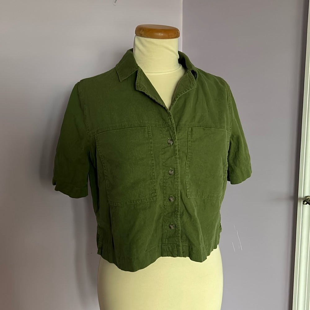 Universal Thread cropped green button-up